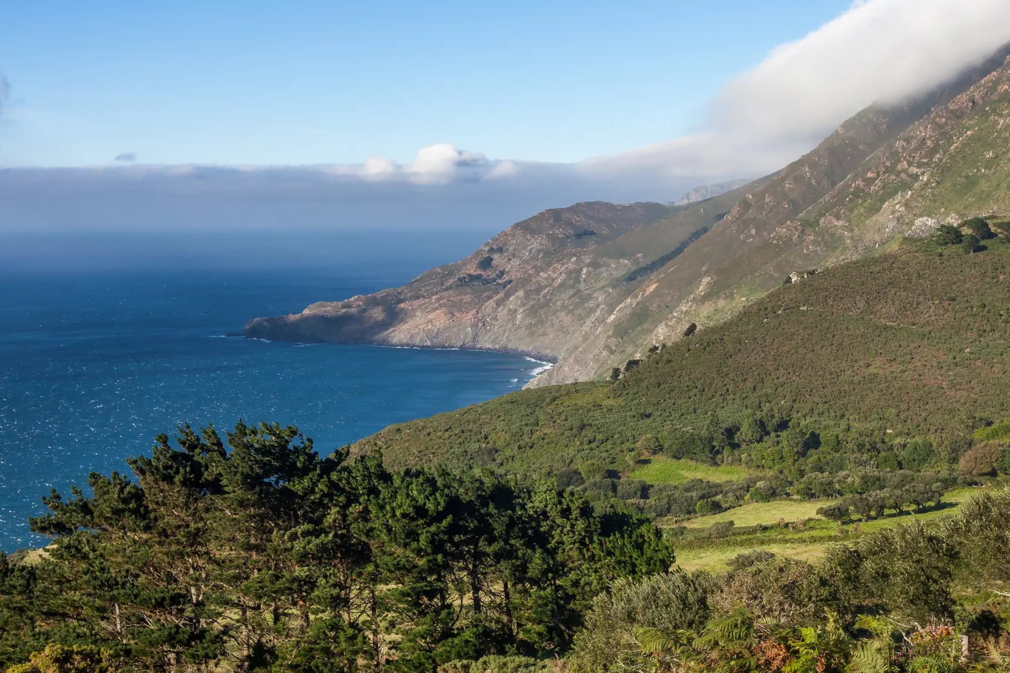 Acantilados de la Serra da Capelada cayendo al Atlántico entre nubes bajas