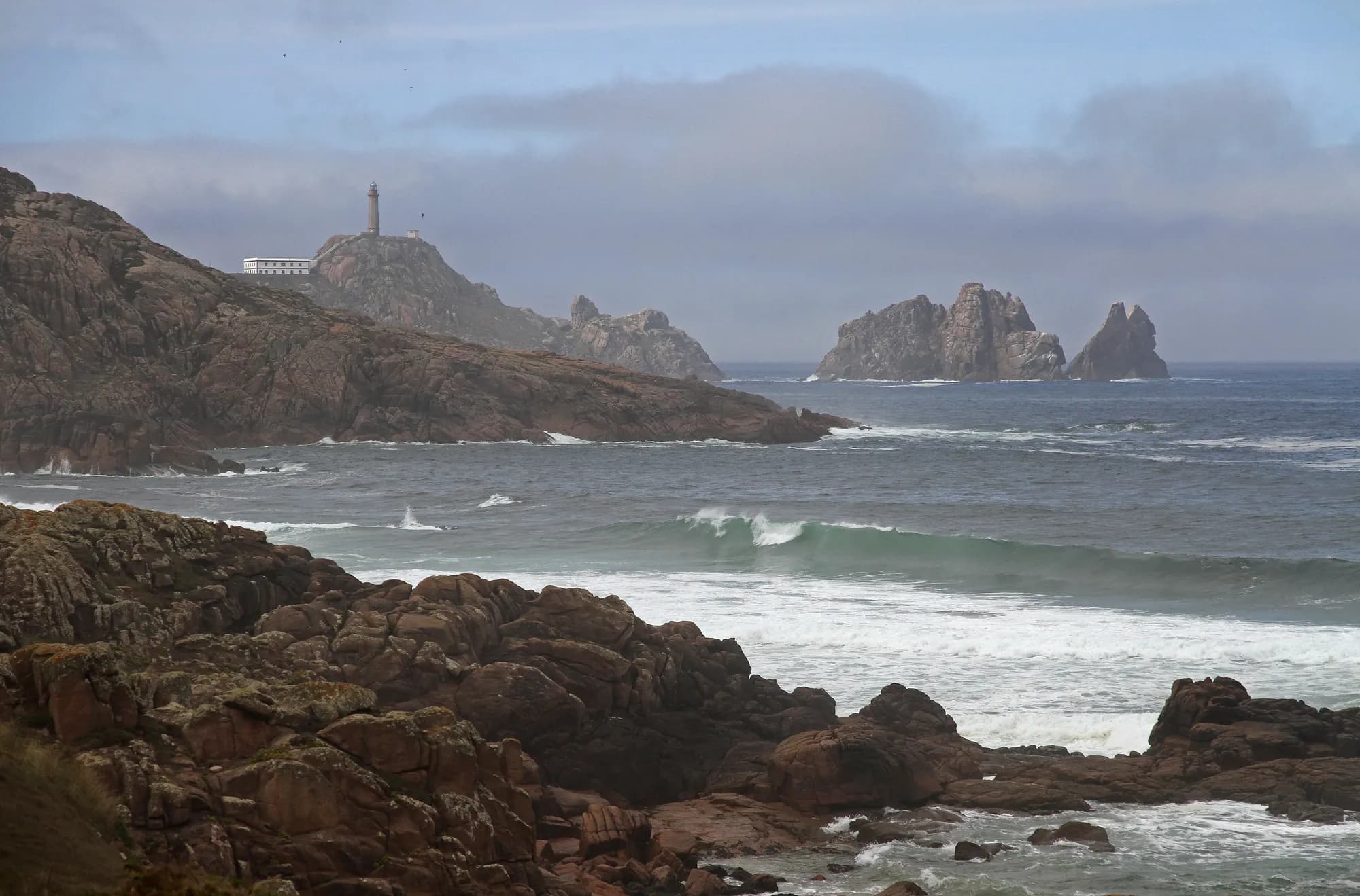 Faro de Cabo Vilán sobre los acantilados de Camariñas, en la Costa da Morte