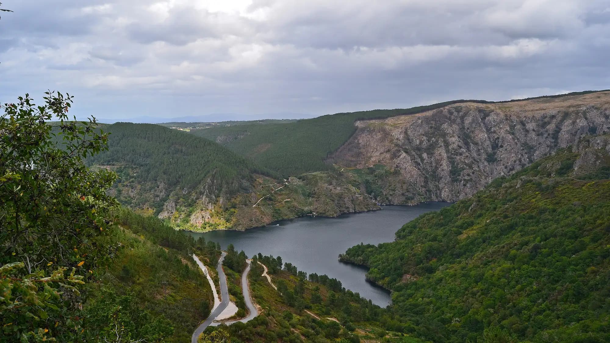 Carretera de curvas sobre el cañón do Sil, en la ruta en moto por la Ribeira Sacra
