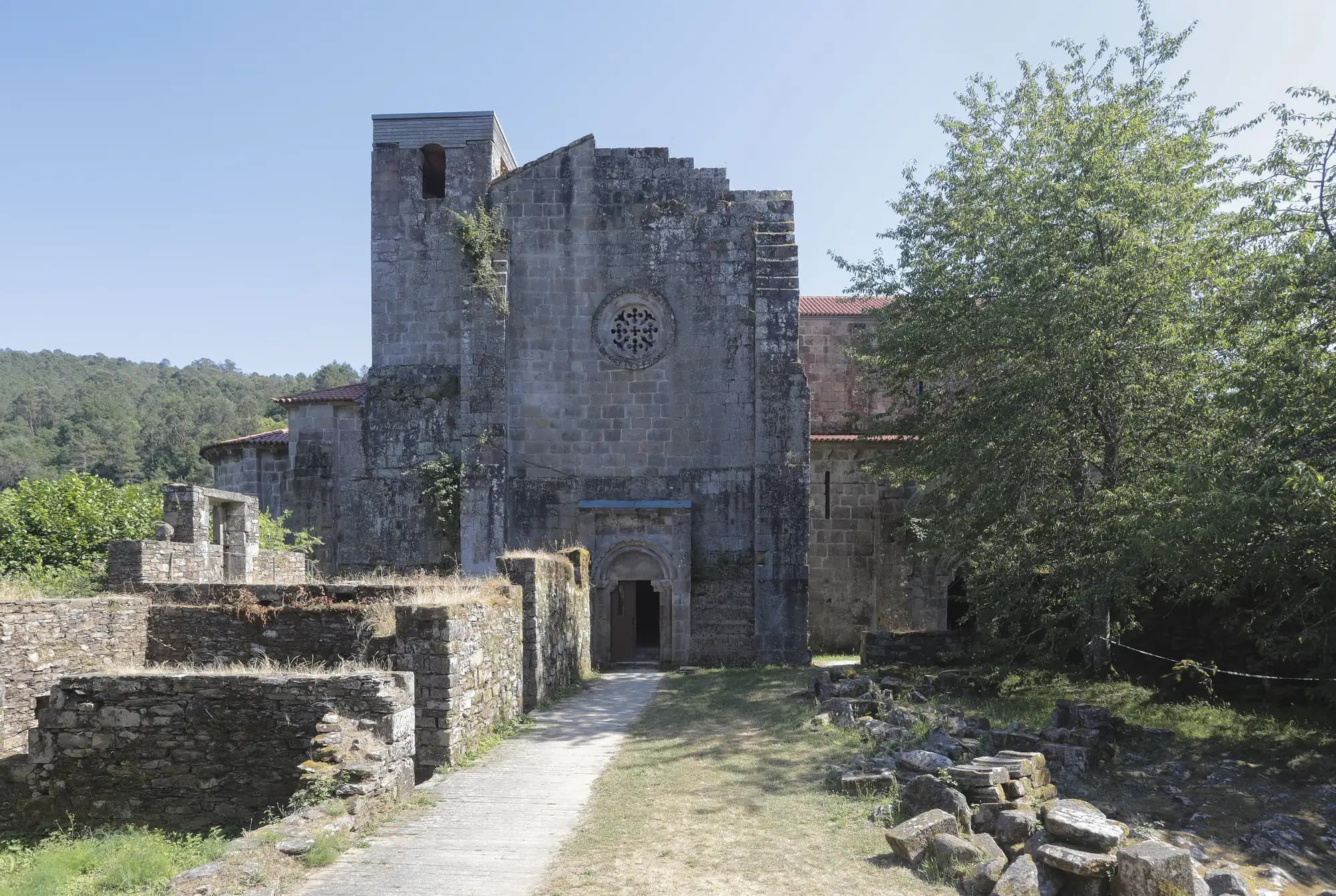 Mosteiro de Carboeiro entre el bosque, en la ruta en moto por el interior de Galicia