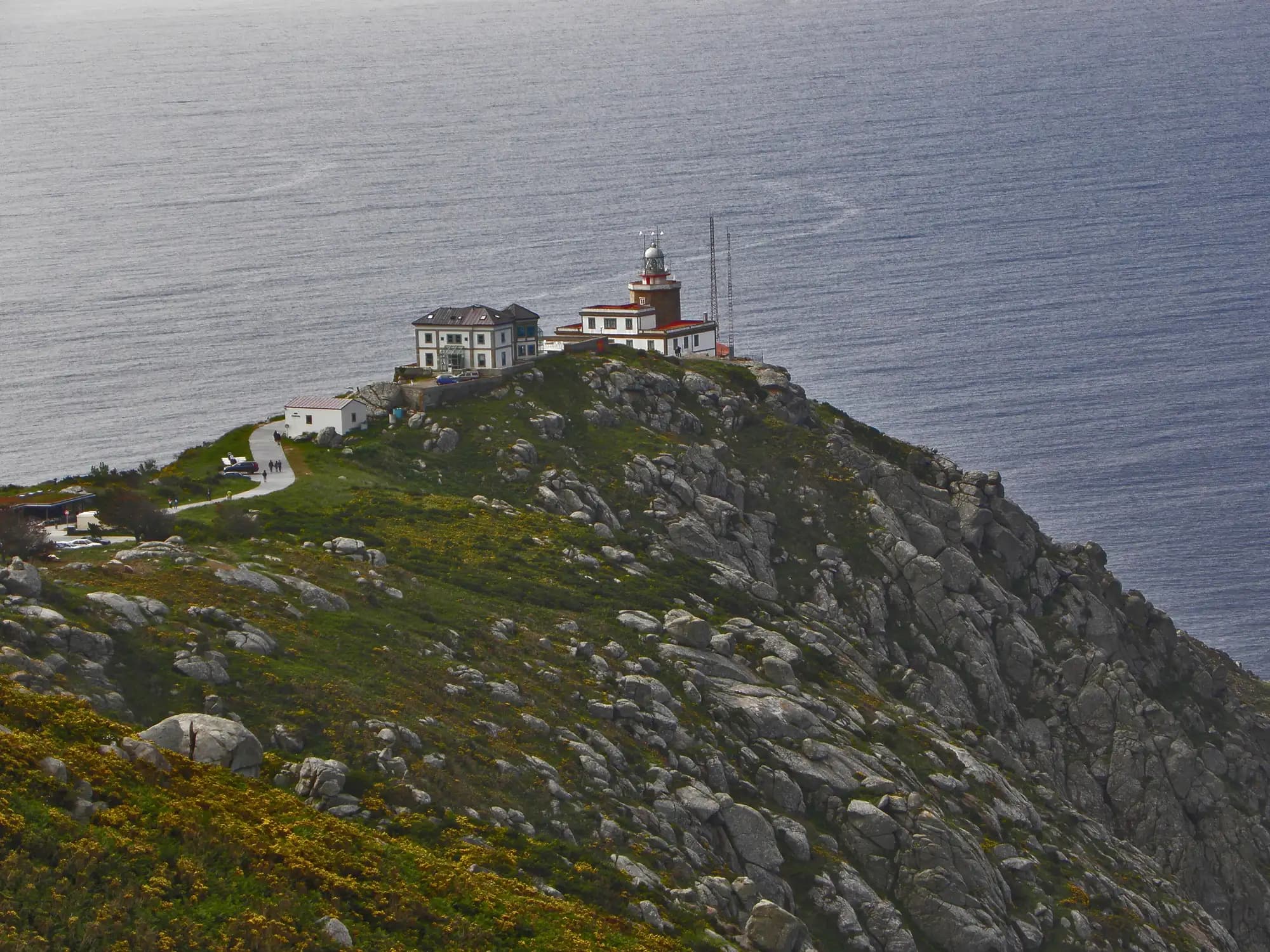 Cabo Fisterra visto desde lo alto, con el faro en la punta