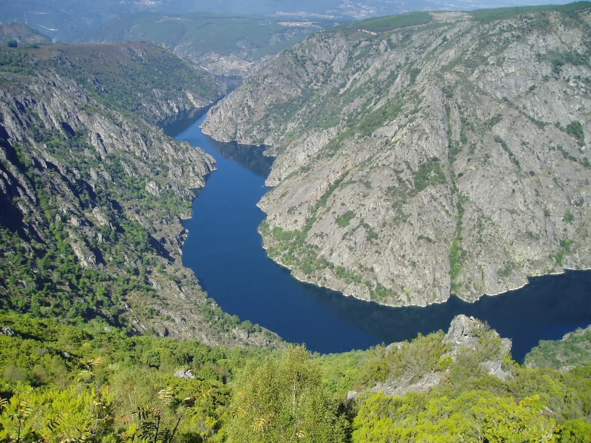 Meandro del cañón do Sil visto desde un mirador de la Ribeira Sacra