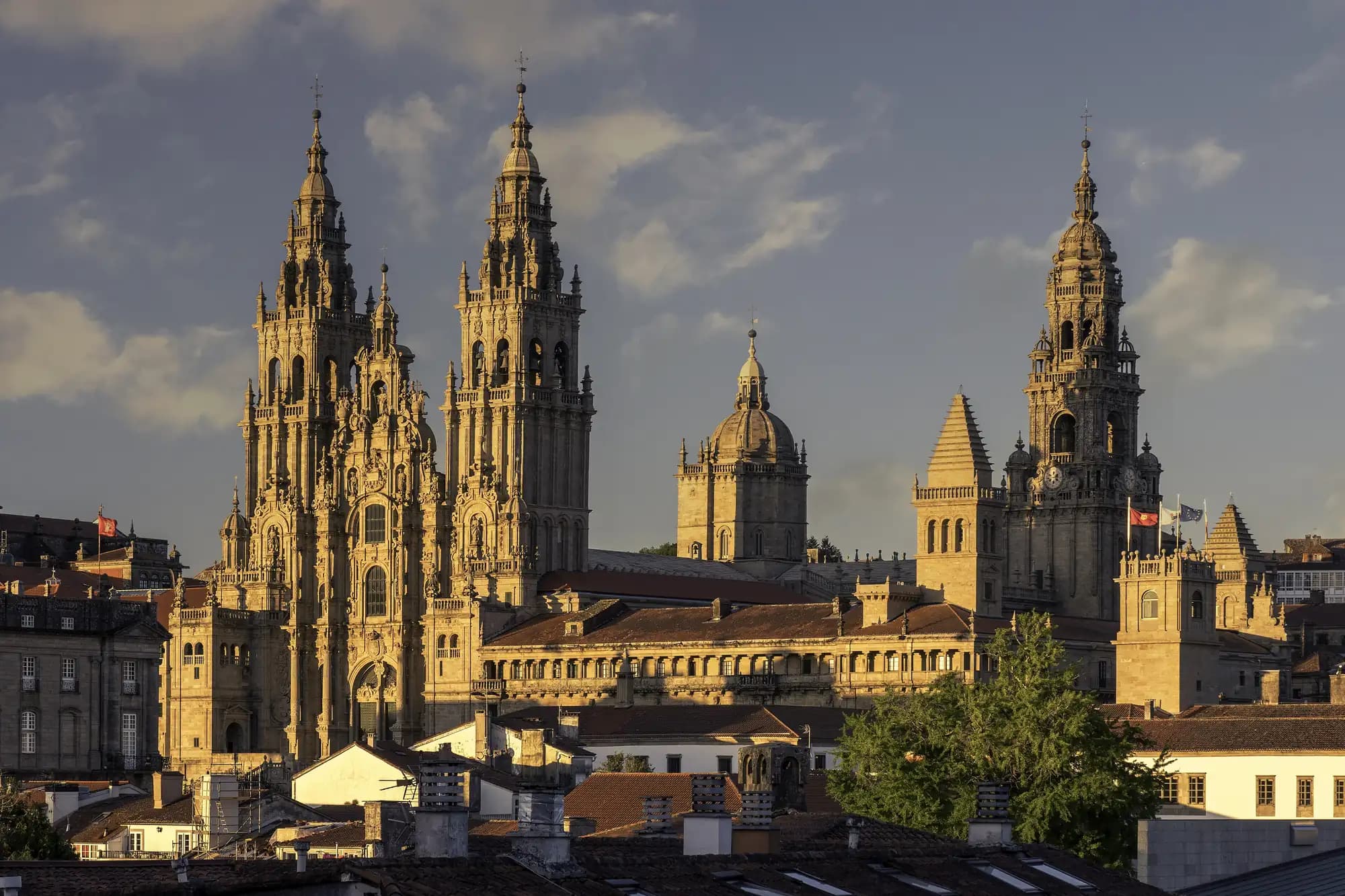 Catedral de Santiago de Compostela al atardecer, punto de salida de nuestras rutas en moto
