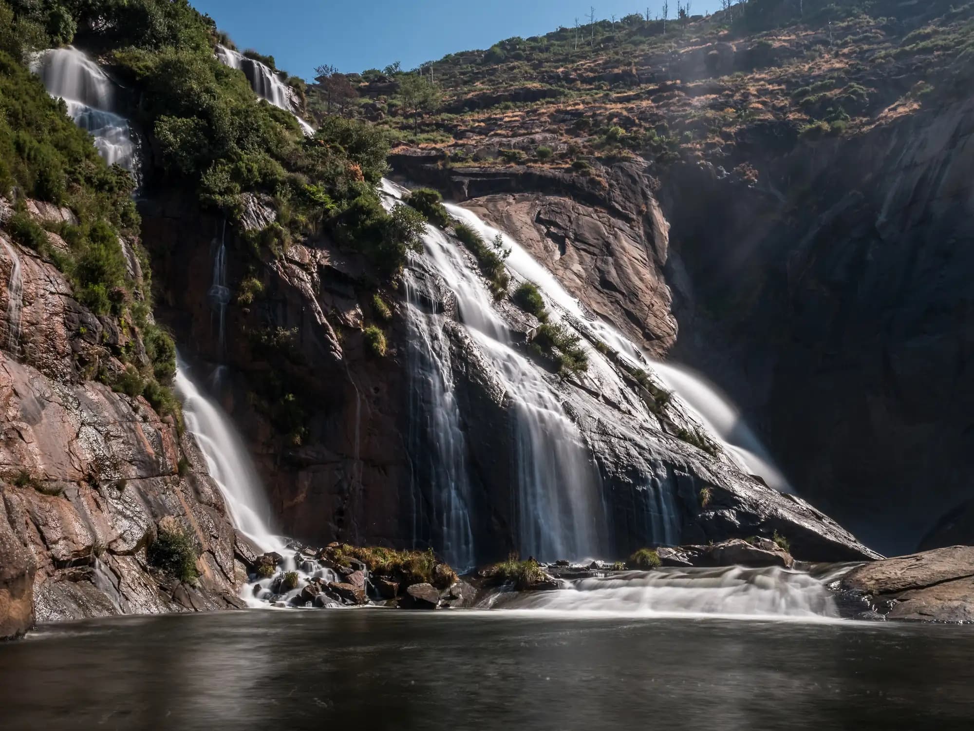 Fervenza do Ézaro, la cascada del río Xallas cayendo hacia el océano