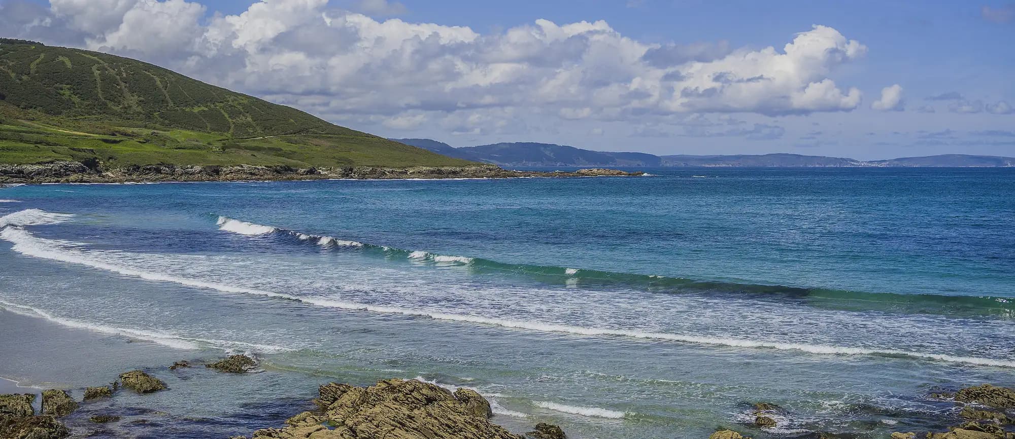 Playa de arena y olas turquesa en la Costa da Morte