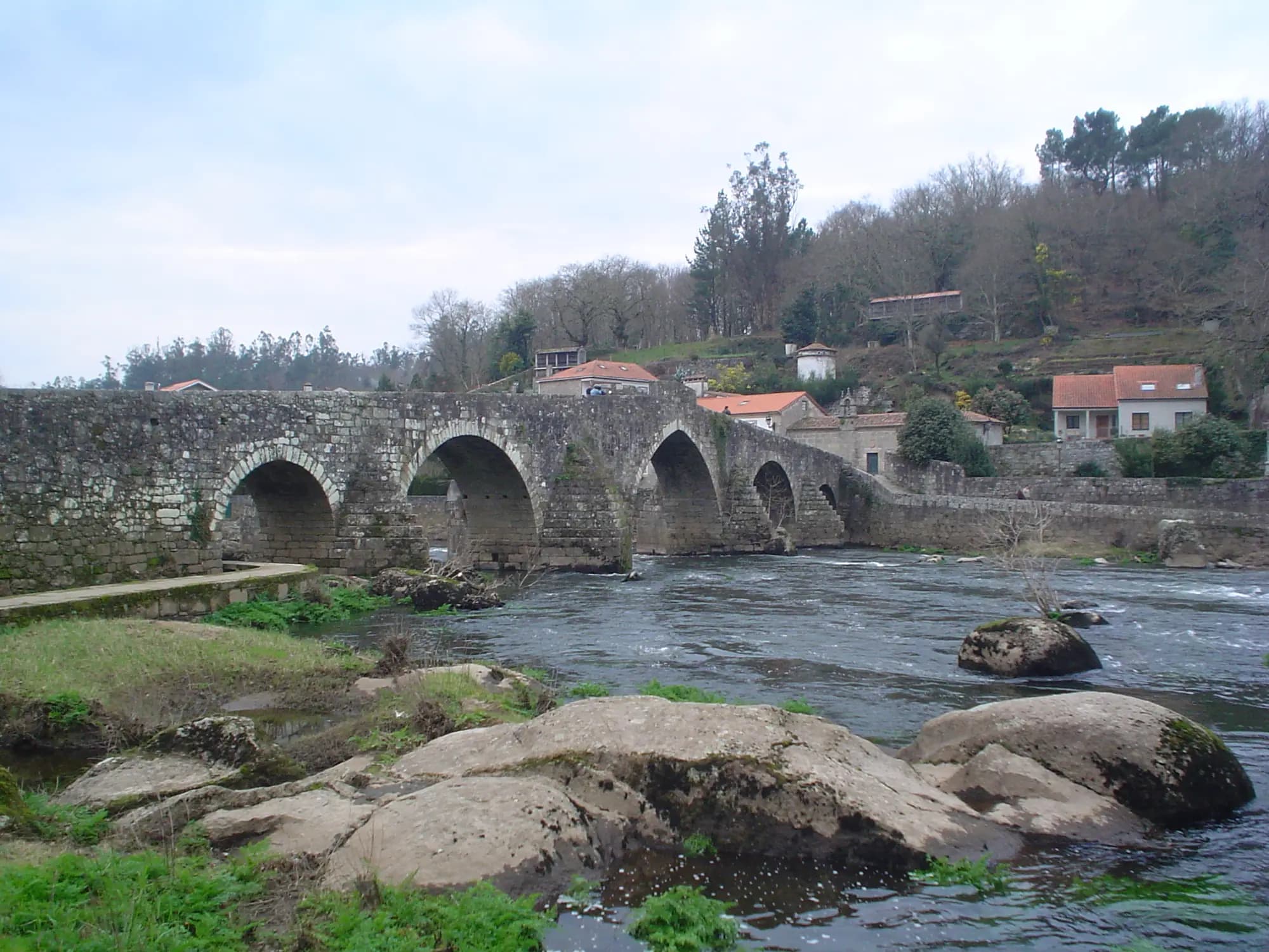 Puente medieval de Ponte Maceira sobre el río Tambre, a media hora de Santiago