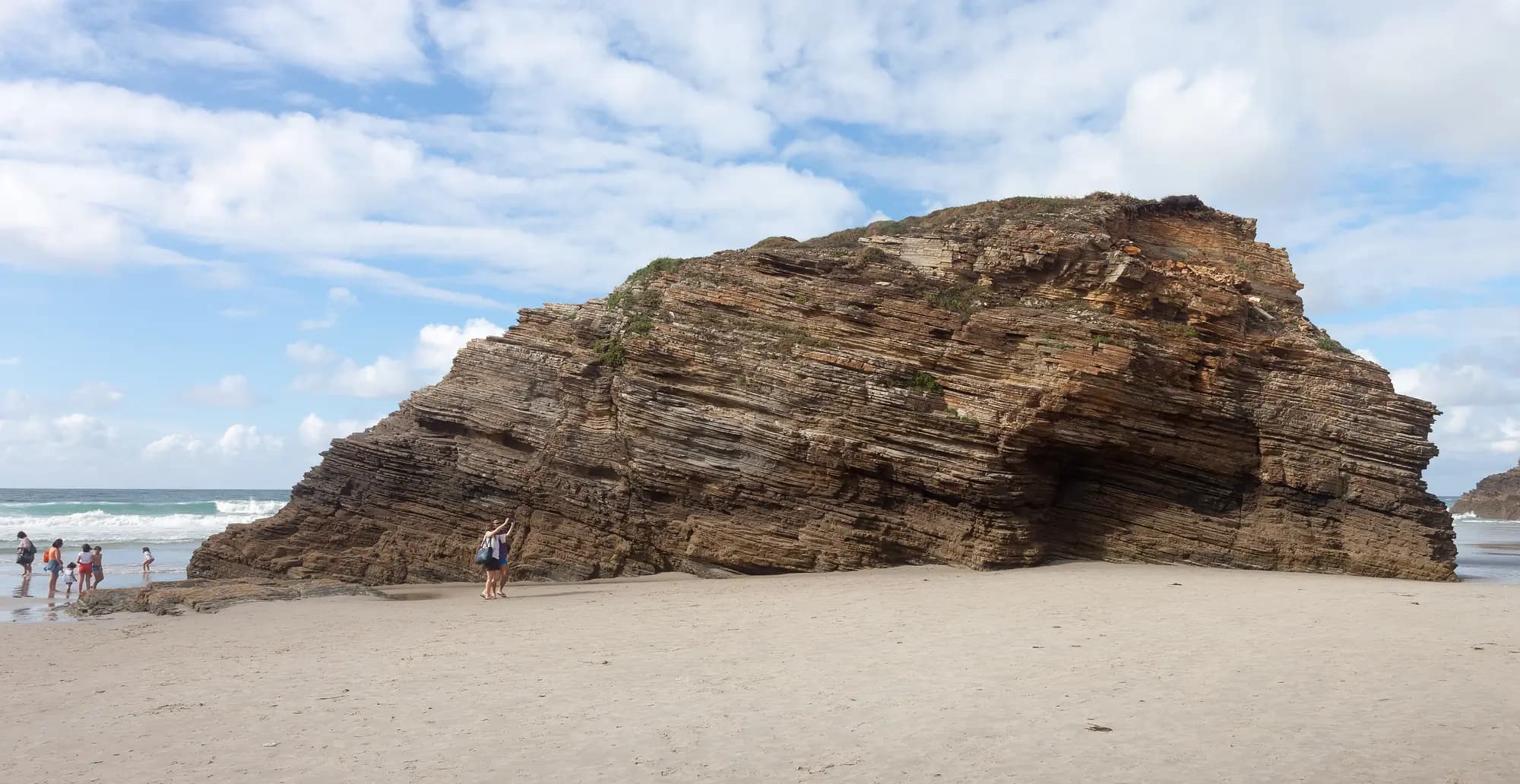 Arco de roca de la Praia das Catedrais en Ribadeo con la marea baja