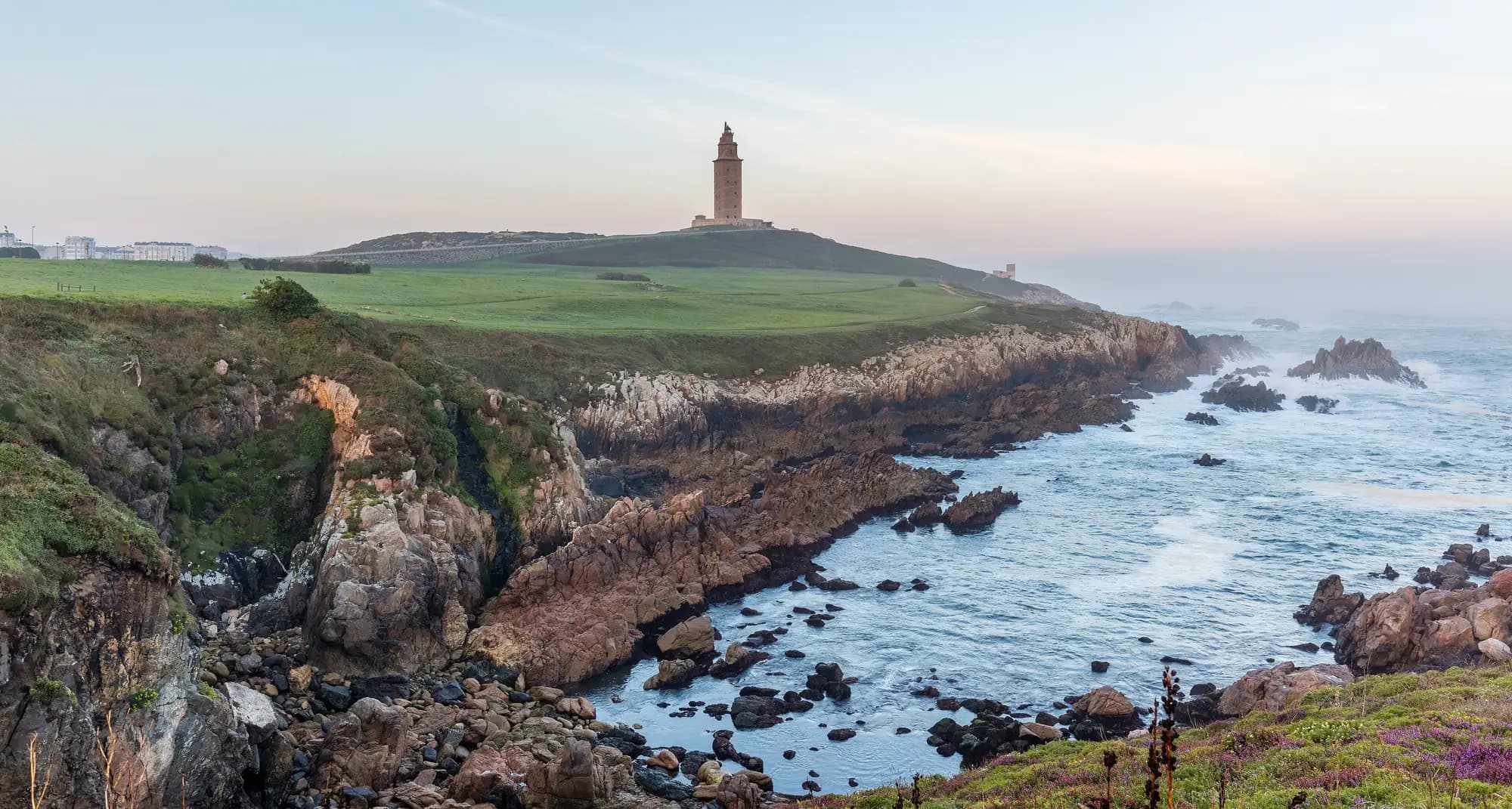 Torre de Hércules sobre la costa de A Coruña, el faro romano en funcionamiento más antiguo del mundo